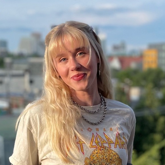 Profile Picture of Tia Hannes (@tiahannes) on Poshmark