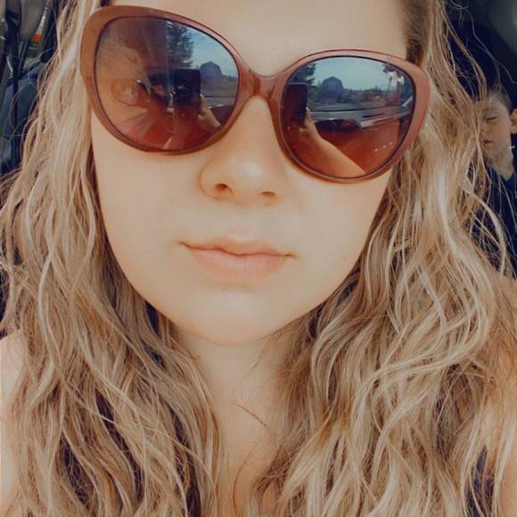 Profile Picture of Felicity Lambert (@felicitylambert) on Poshmark