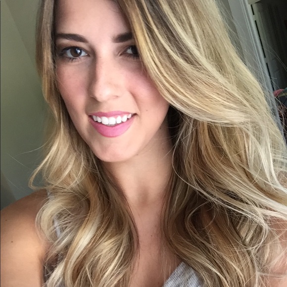 Profile Picture of Kellie Nixon (@kellienixon) on Poshmark