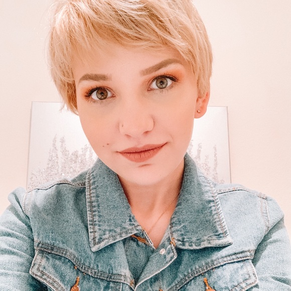 Profile Picture of Mandi March (@mandi_march) on Poshmark