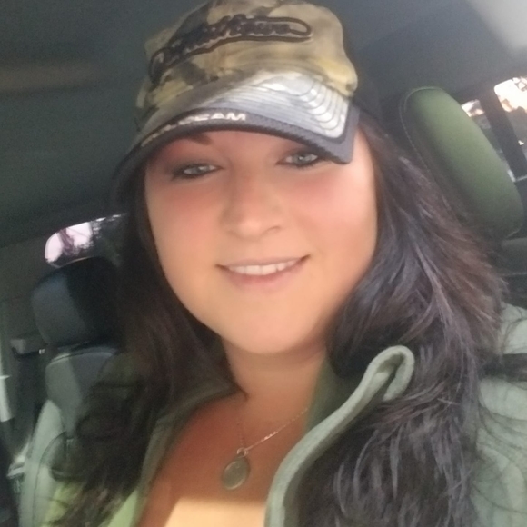 Profile Picture of Alysha Vanderpool (@vanderpoola) on Poshmark
