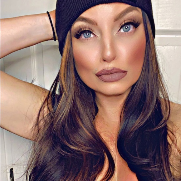 Profile Picture of Crystal Melmer (@crystaaaal_27) on Poshmark