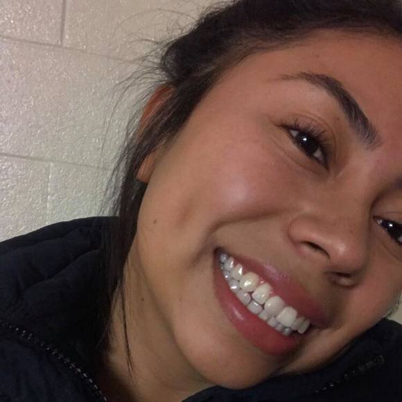 Febe Ara - Poshmark Profile Picture of Febe Ara (@febeara) on Poshmark