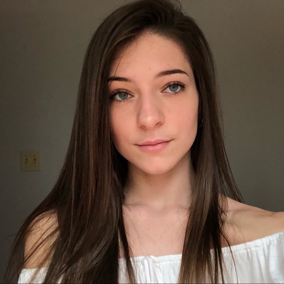 Profile Picture of Mae Swiniarski (@maeswin) on Poshmark