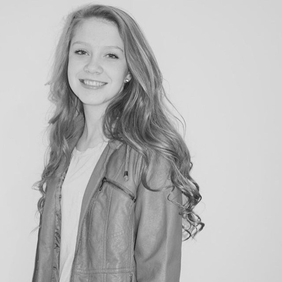 Profile Picture of Julia Schlender (@schlenderjulia) on Poshmark