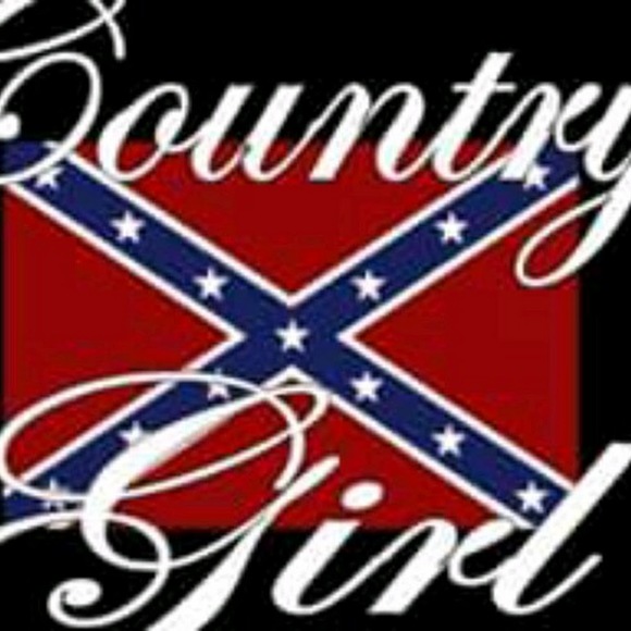 Profile Picture of Lisa Lowe (@lisalowe688) on Poshmark