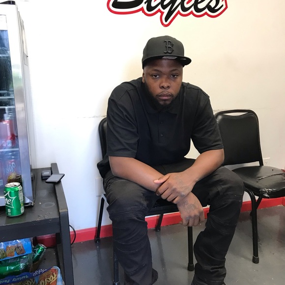 Julian Tate - Poshmark Profile Picture of Julian Tate (@juliantate) on Poshmark