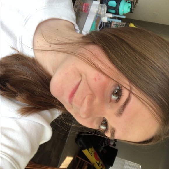 Profile Picture of Addison Robinson (@addisonrobin127) on Poshmark