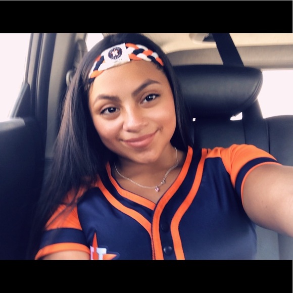 Profile Picture of Yulianna Solache (@yuli100) on Poshmark
