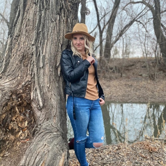 Profile Picture of Aimie Goertzen (@aimiegoertz) on Poshmark