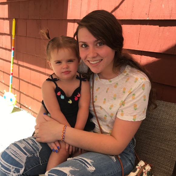 Profile Picture of Elizabeth Harter (@eharter21) on Poshmark