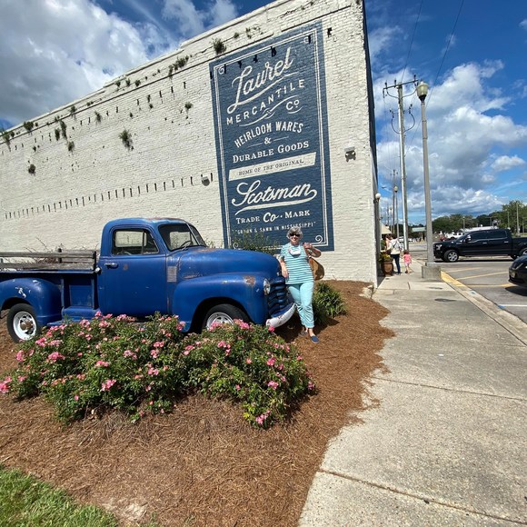 Profile Picture of Lynn Segler (@lnsegler) on Poshmark