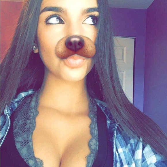 Profile Picture of Carly Oshatz (@sofferzzz) on Poshmark