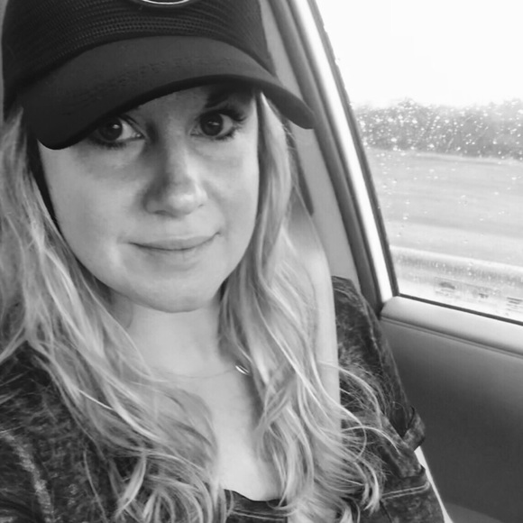 Profile Picture of Lisa Ellwanger (@lisaellwanger) on Poshmark