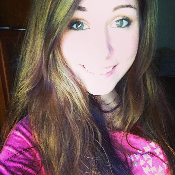 Profile Picture of Haley Gill (@haleyybear) on Poshmark