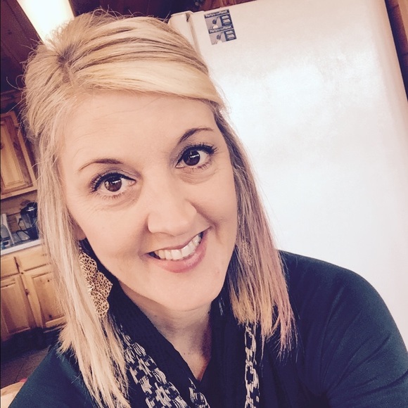 Profile Picture of Gayla Oquin (@goquin34) on Poshmark