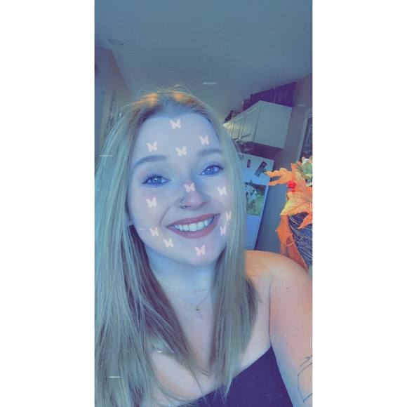 Profile Picture of Mikayla Andelin (@mackbooty) on Poshmark