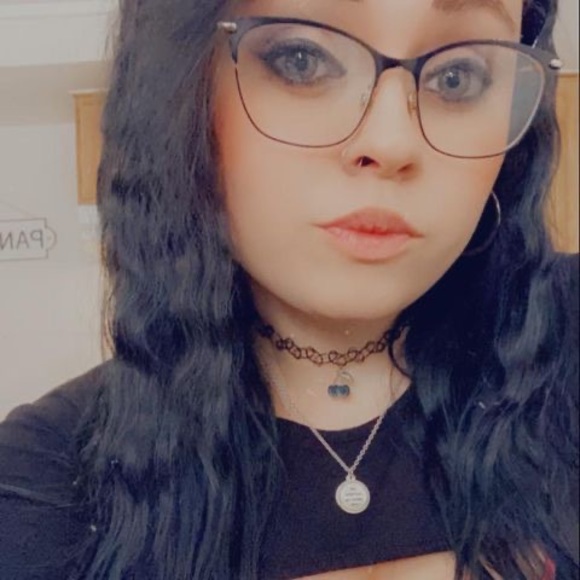 Profile Picture of Juliette Vanvianen (@j_vanvianen) on Poshmark