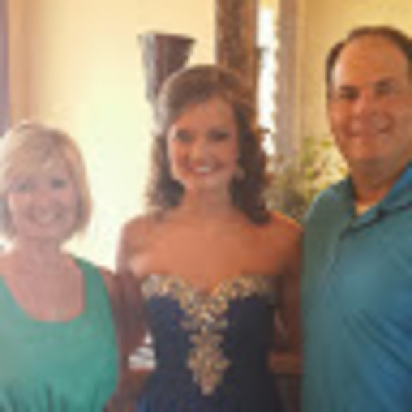 Profile Picture of Holly Clayton (@hollyeclayton) on Poshmark