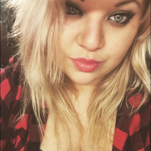 Profile Picture of Viki Hoeffler (@theacidmemoirss) on Poshmark