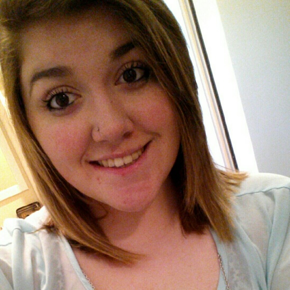 Profile Picture of Hollie Marlow (@hollien) on Poshmark