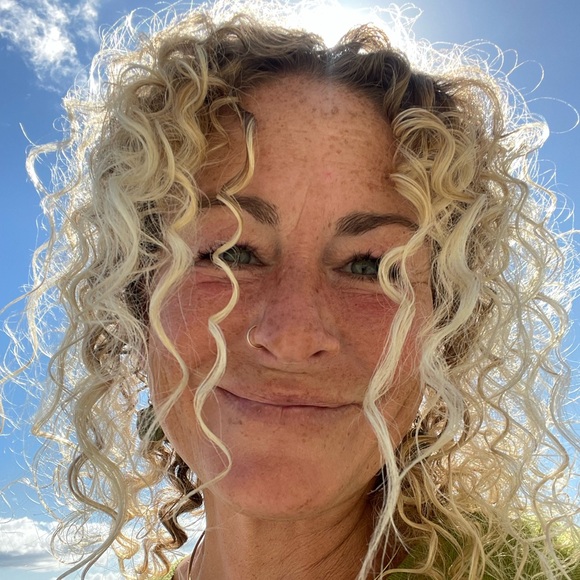 Profile Picture of Danielle Harper (@fillpourrepeat) on Poshmark