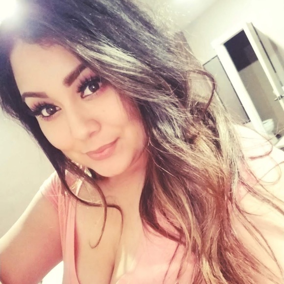 Profile Picture of Leslie Navarro (@navarroleslie97) on Poshmark