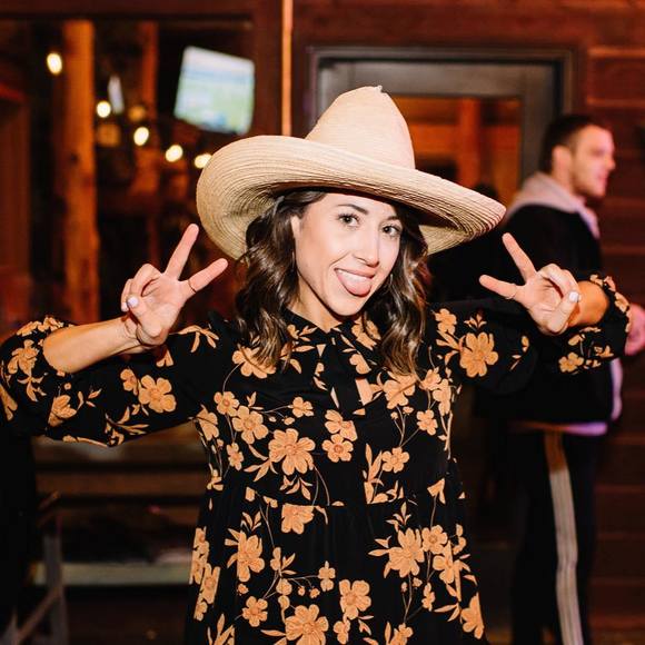 Profile Picture of Liz Mahmens (@liz_mahmens) on Poshmark