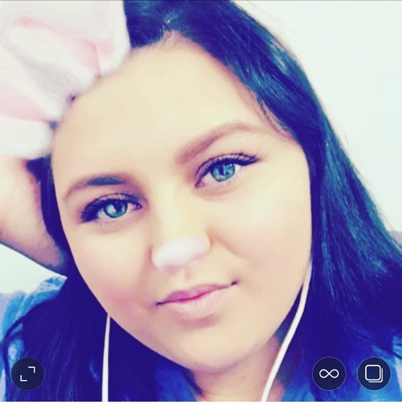 Profile Picture of Julia Lambert (@juliaelambert19) on Poshmark