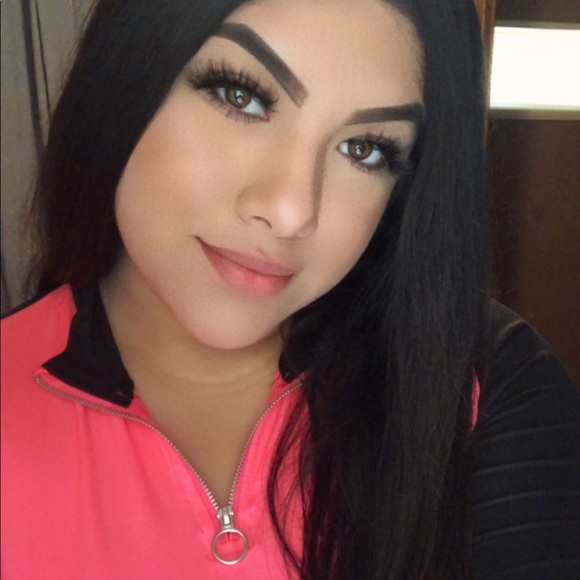 Profile Picture of Nayeli Guzman (@guzn1017) on Poshmark