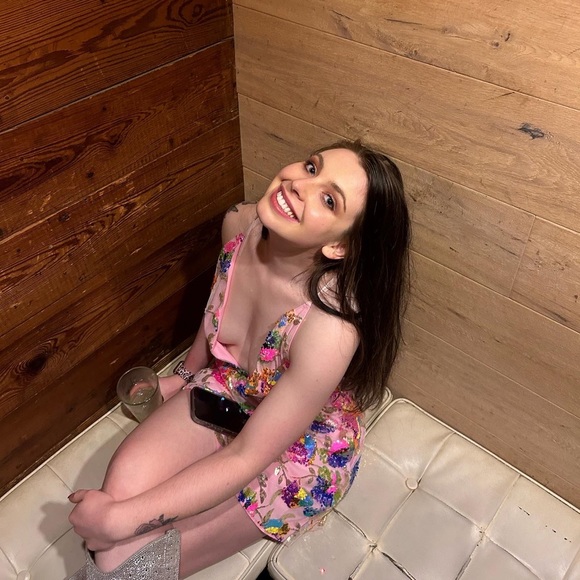 Profile Picture of Avery Page (@averypage) on Poshmark