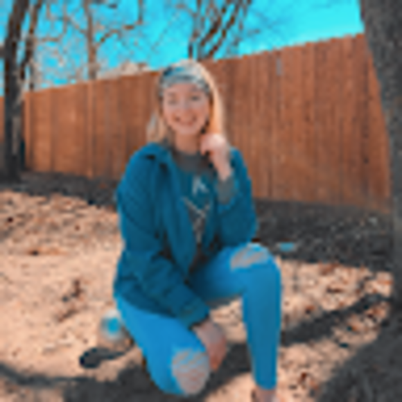 Profile Picture of Shawna Emerson (@shemersonx) on Poshmark