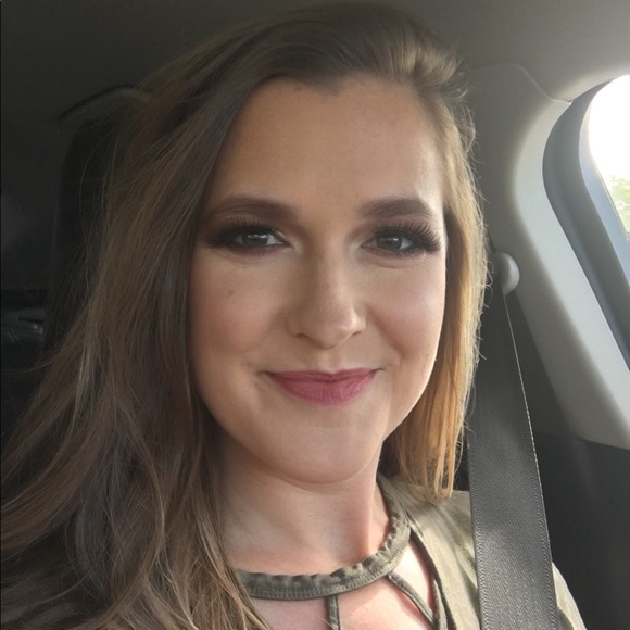 Profile Picture of Arielle Craighead (@ariellekingram) on Poshmark