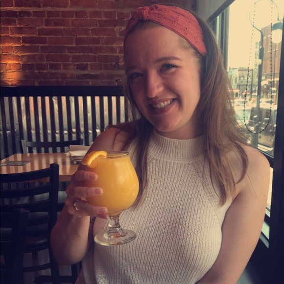 Profile Picture of Rachel Andrejko (@rachelschutts) on Poshmark