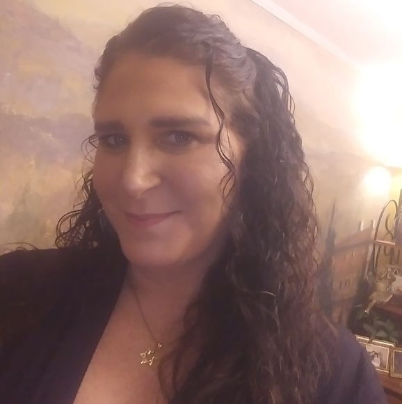 Profile Picture of Jessica Mailloux rogers (@doeize) on Poshmark