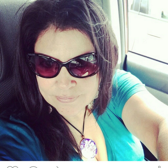 Profile Picture of Antonia Aguilar (@tonibreeze) on Poshmark