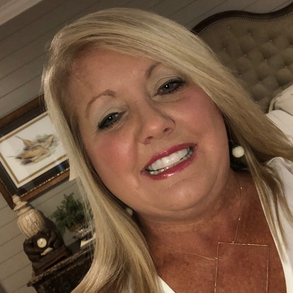 Profile Picture of Lisa Cromer (@lisacromer) on Poshmark