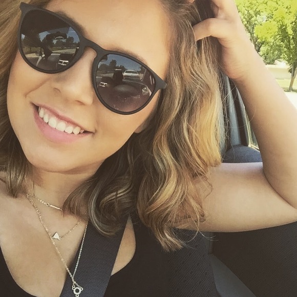 Profile Picture of Alexa Goreth (@alexagoreth) on Poshmark