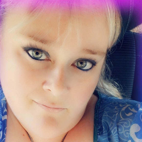 Profile Picture of Tori Lowe (@vlowe83) on Poshmark