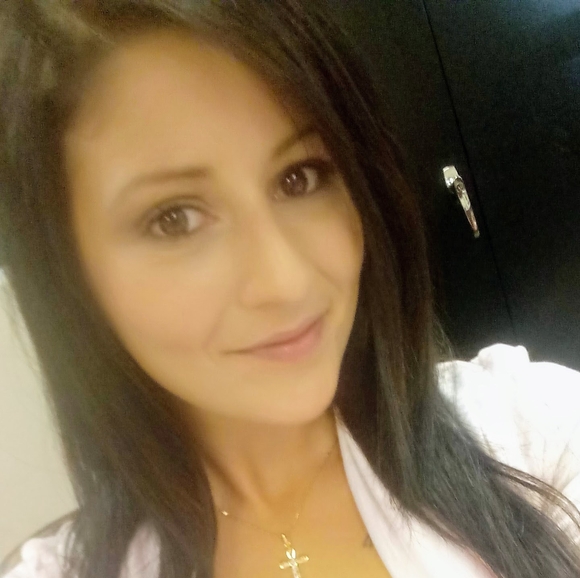 Profile Picture of Dean andmartina Denmead (@mdebmead) on Poshmark