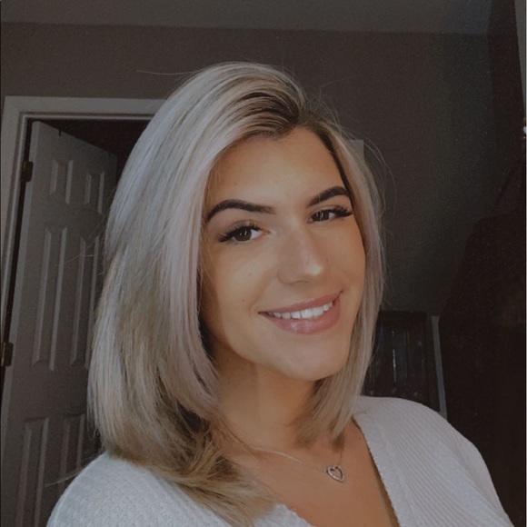 Profile Picture of Nicole Davies (@nicckie2224) on Poshmark