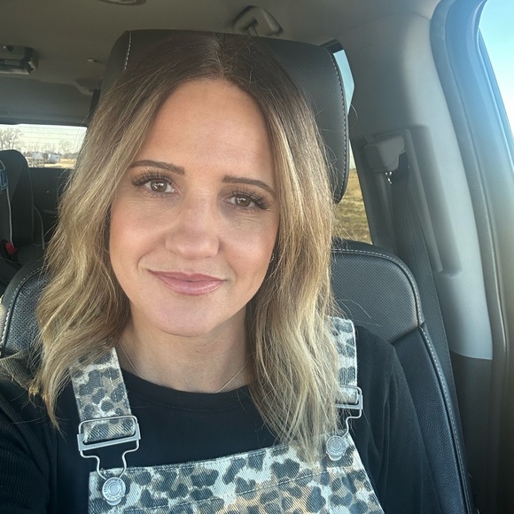 Profile Picture of Janeal Hackbarth (@hackbarthfamily) on Poshmark