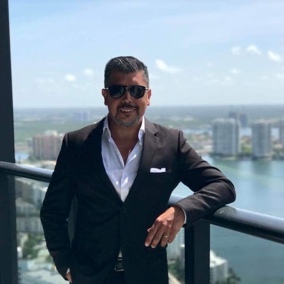 Profile Picture of Daniel Vera (@daniel_vera) on Poshmark