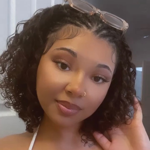 Lyrick Boward - Poshmark Profile Picture of Lyrick Boward (@lyrickboward) on Poshmark