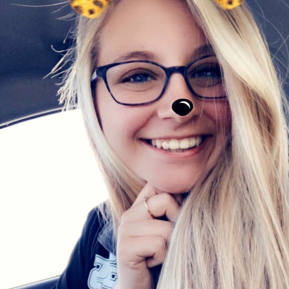 Profile Picture of Avery Drew (@averydrew) on Poshmark