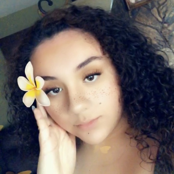 Profile Picture of Curls Nailea (@curlynailea) on Poshmark