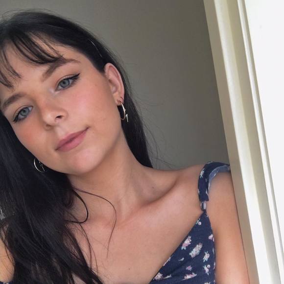 Profile Picture of Lily Osborne (@lilyosborne988) on Poshmark