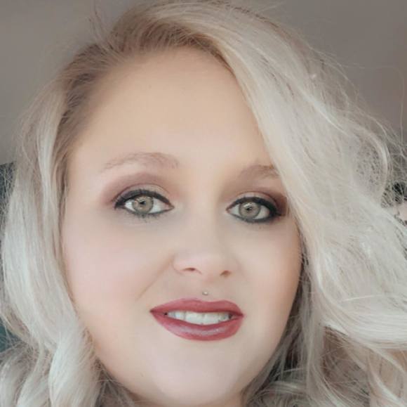 Profile Picture of Shania Reames (@shania_reames) on Poshmark