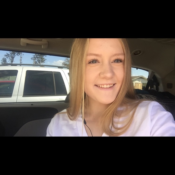 Profile Picture of Nicollette Harding (@nicolletterae) on Poshmark