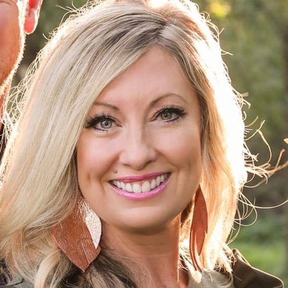 Profile Picture of Julie Waldie (@juliewaldie) on Poshmark